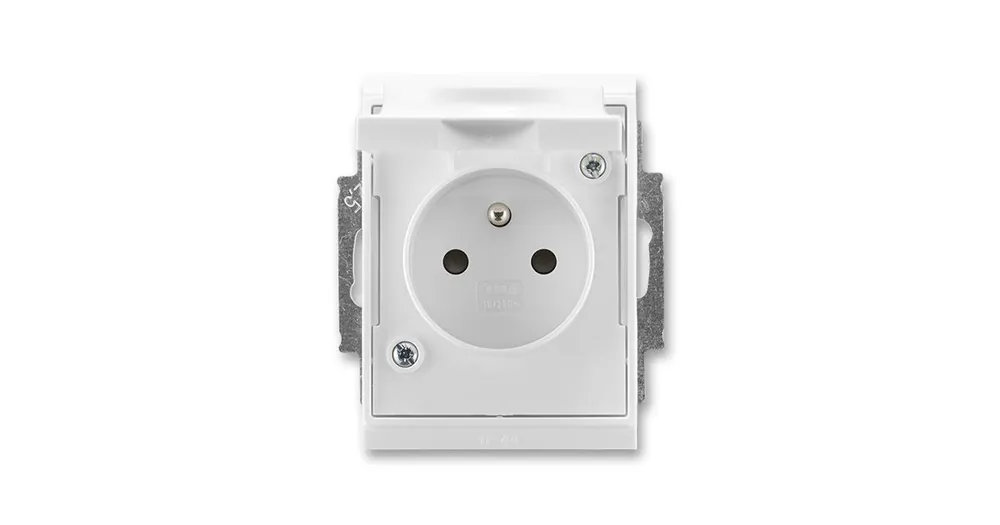 ABB Time®, Element® Zásuvka jednonásobná IP 44, s ochranným kolíkem, s clonkami, s víčkem, bílá / ledová bílá (5518E-A02999 01) Super Cena