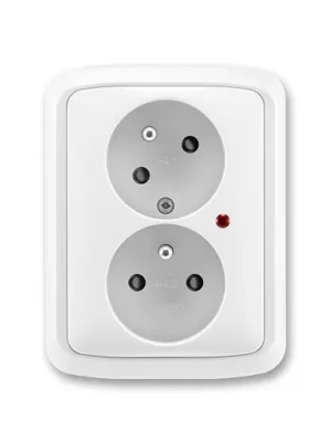 ABB 5593A-C02357 B Tango® Zásuvka dvojnásobná s ochrannými kolíky, s clonkami, s natočenou dutinou, s ochranou před přepětím, bílá Značkový