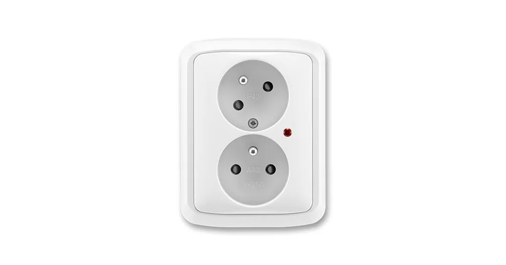 ABB 5593A-C02357 B Tango® Zásuvka dvojnásobná s ochrannými kolíky, s clonkami, s natočenou dutinou, s ochranou před přepětím, bílá Značkový