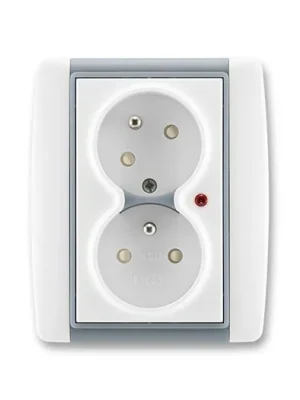 ABB 5593E-C02357 04 Element® Zásuvka dvojnásobná s ochrannými kolíky, s clonkami, s natočenou dutinou, s ochranou před přepětím, bílá / ledová šedá Hit Sezóny