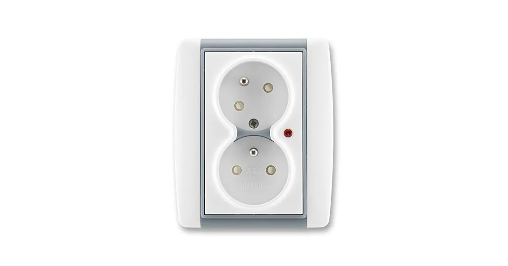 ABB 5593E-C02357 04 Element® Zásuvka dvojnásobná s ochrannými kolíky, s clonkami, s natočenou dutinou, s ochranou před přepětím, bílá / ledová šedá Hit Sezóny