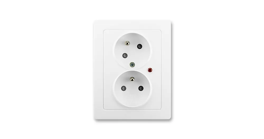 ABB 5593J-C02357 B1 Swing®L Zásuvka dvojnásobná s ochrannými kolíky, s clonkami, s natočenou dutinou, s ochranou před přepětím, jasně bílá Nakupujte Hned